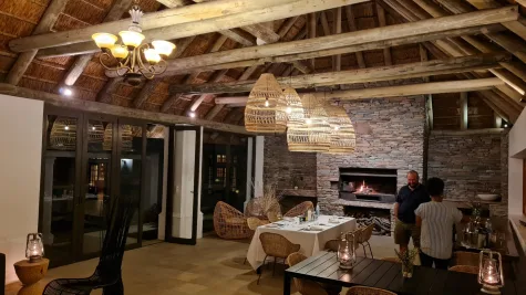 iSanti Big-5 Game Reserve and Magic Hills Private Collection auf einer Fläche von unglaublichen 167 Quadratkilometern in Südafrika! - iLanga outdoor diningroom (16818)