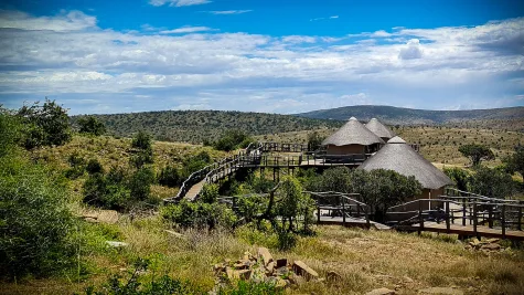 iSanti Big-5 Game Reserve and Magic Hills Private Collection auf einer Fläche von unglaublichen 167 Quadratkilometern in Südafrika! - iSanti tented camp view across three of the suites (16822)