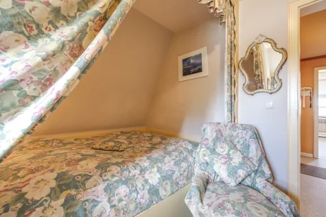 Kleines Inselrefugium unter Reet – charmante Dachgeschosswohnung in begehrter Wattenmeernähe - Schlafzimmer (18133)