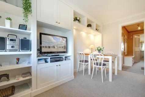 Kleines Inselrefugium unter Reet – charmante Dachgeschosswohnung in begehrter Wattenmeernähe - Wohnzimmer (18125)