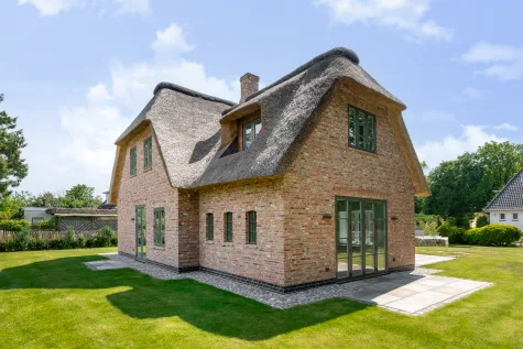 Reetgedecktes Einfamilienhaus | historischer Charme trifft moderne Perfektion - Rückansicht (16418)
