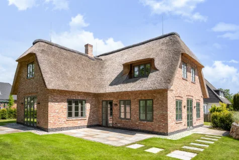 Reetgedecktes Einfamilienhaus | historischer Charme trifft moderne Perfektion - Terrassenbereich (16419)
