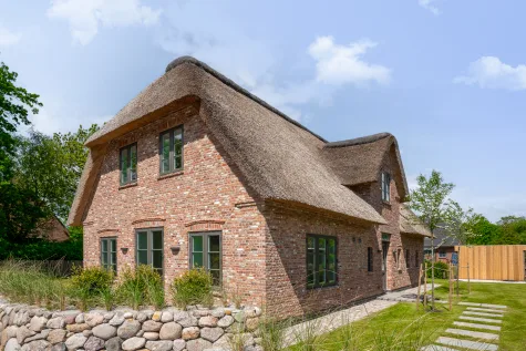 Reetgedecktes Einfamilienhaus | historischer Charme trifft moderne Perfektion - Seitenansicht (16422)