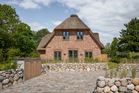 Reetgedecktes Einfamilienhaus | historischer Charme trifft moderne Perfektion - Parkplätze (16423)
