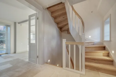 Exklusives Neubau-Reetdachhaus in Morsum mit phantastischem Weitblick - Treppe EG/OG (17770)
