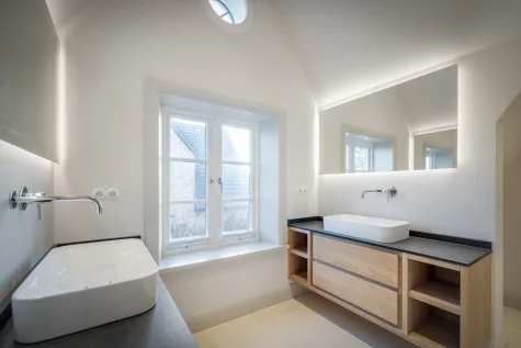 Exklusives Neubau-Reetdachhaus in Morsum mit phantastischem Weitblick - Badezimmer I (17772)