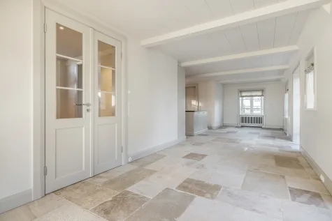Exklusives Neubau-Reetdachhaus in Morsum mit phantastischem Weitblick - Wohnen/offene Küche (17765)