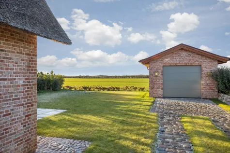 Exklusives Neubau-Reetdachhaus in Morsum mit phantastischem Weitblick - Garten/ Garage (17763)