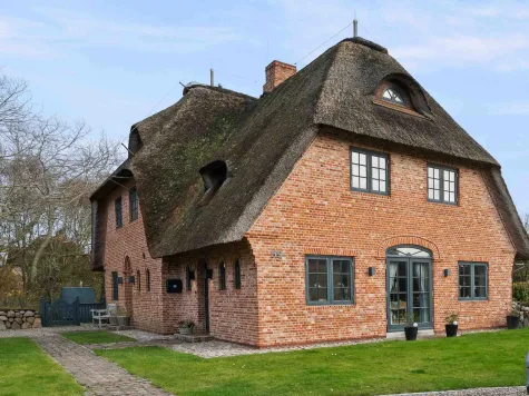 Friesische Eleganz in bester Lage – Stilvolle Reetdachhaushälfte mit großem Garten in List, 25992 List/Sylt, Doppelhaushälfte
