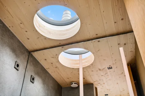 Luxus auf dem Wasser: Unikates Waterloft mit Rooftop Terrasse - Lichtkuppel im kleinen Bad (18518)