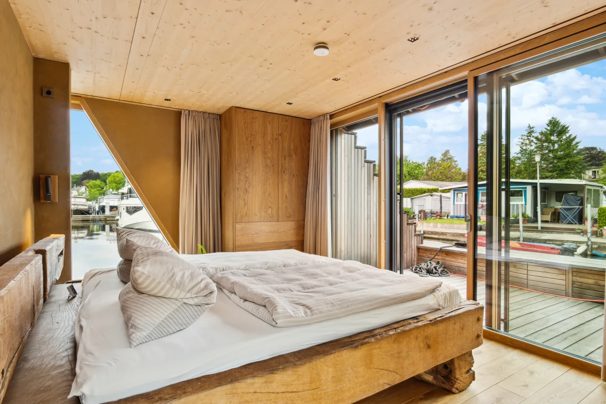 Schlafzimmer mit Zugang zur Terrasse
