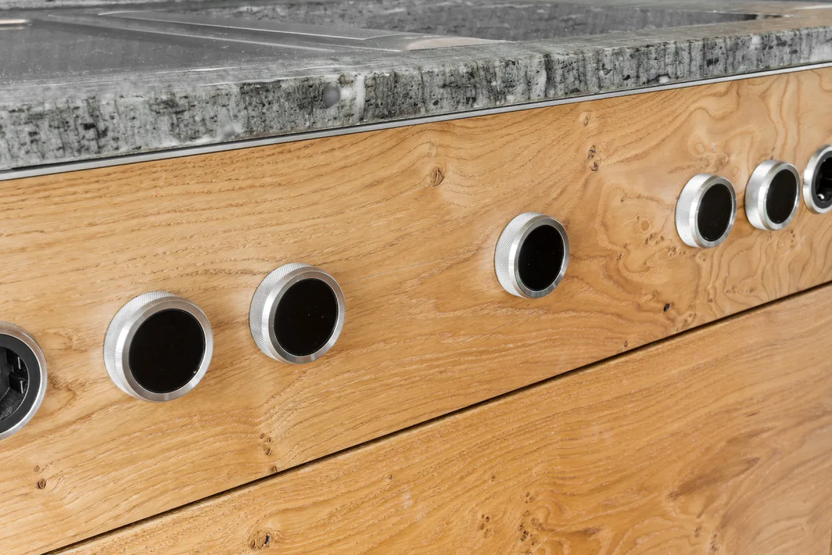 Details Einbauküche mit Natursteinplatte