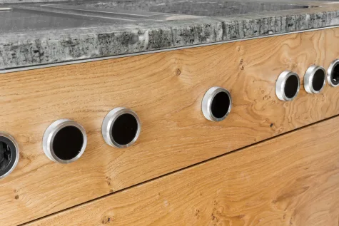 Luxus auf dem Wasser: Unikates Waterloft mit Rooftop Terrasse - Details Einbauküche mit Natursteinplatte (18509)