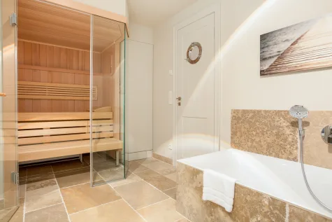 Historisches Flair, moderner Komfort – Ihre Ferienwohnung in Alt-Westerland - Bad mit Sauna (17749)