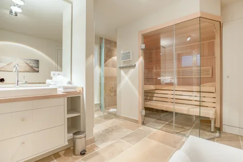 Historisches Flair, moderner Komfort – Ihre Ferienwohnung in Alt-Westerland - Bad mit Sauna (17747)