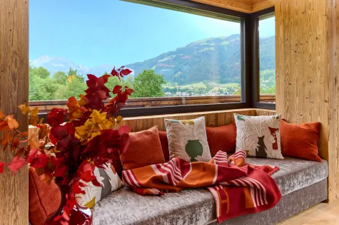 Traumhaftes Wohnen: Erleben Sie die Villa FOREVER in Kitzbühel - Sitzecke mit Blick in die Berge (16248)